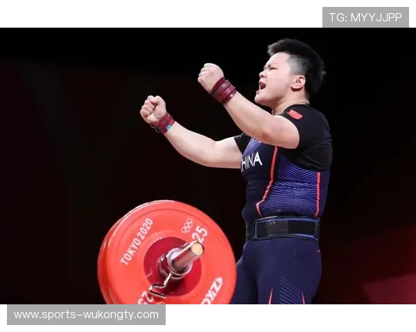 汪周雨训练完直接拎爱马仕去吃夜宵？