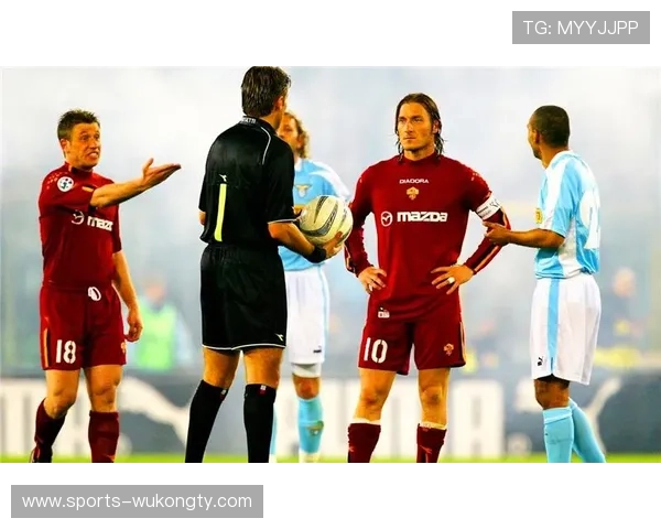 托蒂与德罗巴在进攻位置下形成转移趋势，前插更集中体系驱动